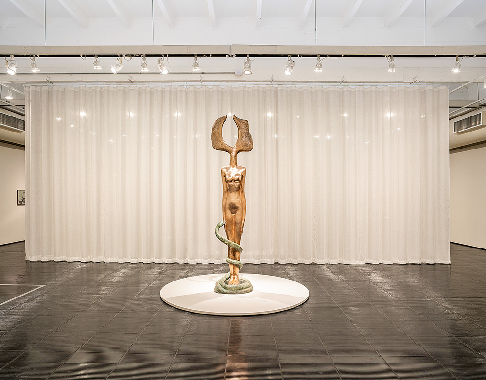 exposição-masp-maria-martins-however escultura However, em bronze claro, no meio de salão no masp