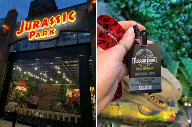 Jurassic Park Burger Restaurant Duas imagens verticais unidas por linha fina branca. À esquerda a fachada do Jurassic Park Burger Restaurant com letreiro iluminado. À direita, mão segurando crachá do Jurassic Park.