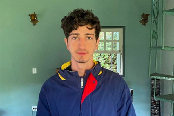 Johnny Massaro revela em fotos namorado, um velho amigo