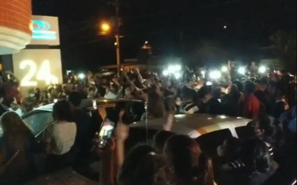multidão-acompanhando-sepultamento-pastor-que-profetizou-ressureição multidão de pessoas em cortejo ao sepultamento de Huber
