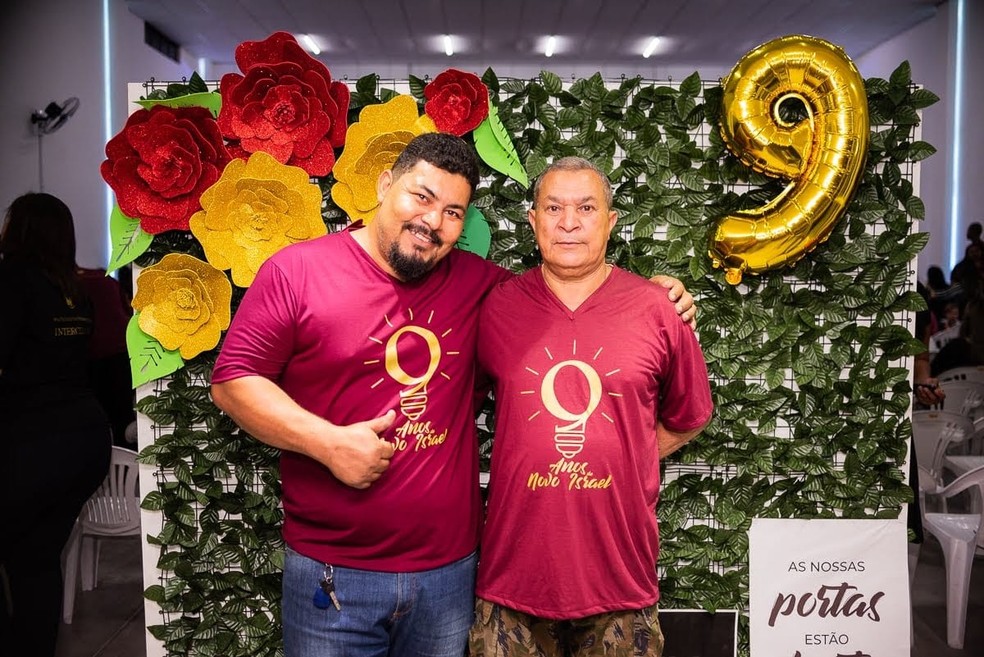 A imagem mostra Eduardo Dias e o pai, João Dias