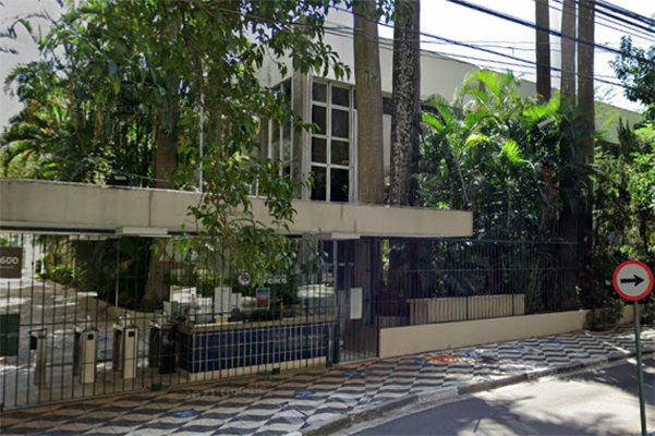 Imagem mostra portaria de clube na lateral de calçada