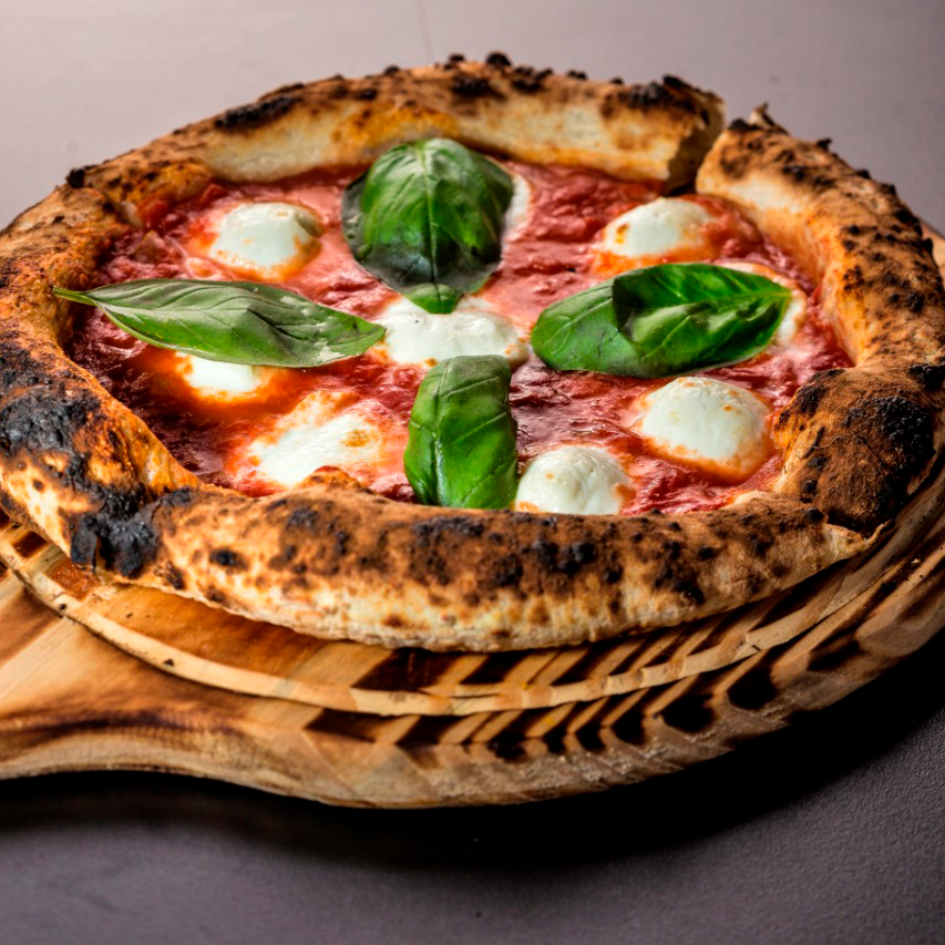 QT Pizza Bar: o combo (R$ 110,00) tem pizza margherita, arancini e drinque