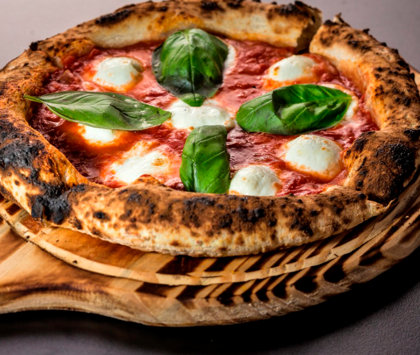 QT Pizza Bar: o combo (R$ 110,00) tem pizza margherita, arancini e drinque
