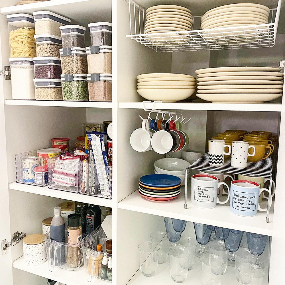 rafa-oliveira-organize-sem-frescuras-prateleira-organizada-influenciadores-decoração-reformas-faça-você-mesmo prateleira de rafa oliveira com pratos, xícaras, copos e outros utensilhos de cozinha organizados
