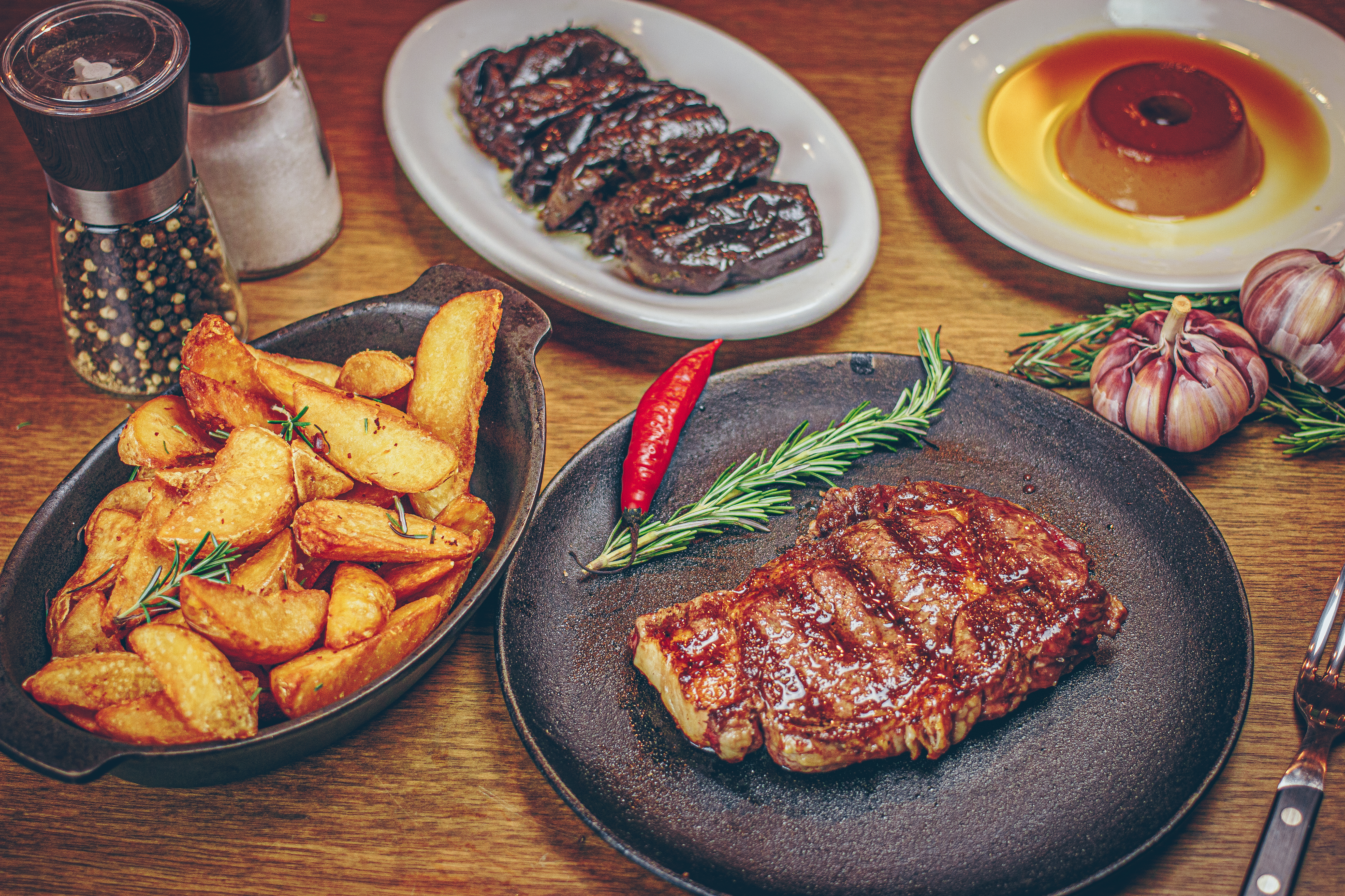 Templo da Carne Marcos Bassi: o bife ancho vem com batata r&uacute;stica. No almo&ccedil;o da semana, h&aacute; apenas retiradas