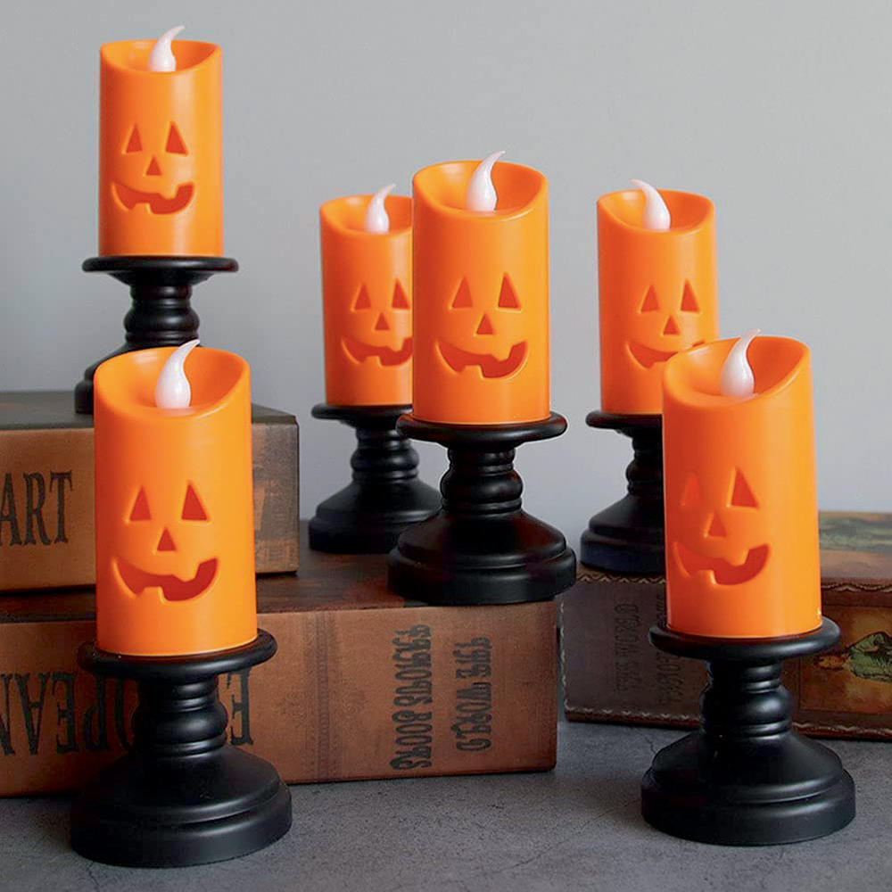 velas abóbora op2.jpg Seis velas em formato de abóbora sorrindo, de Halloween, estão dispostas em uma superfície