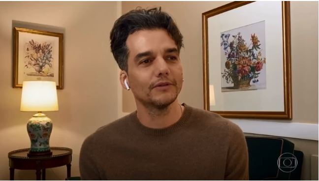 O ator Wagner Moura sentado dando entrevista.