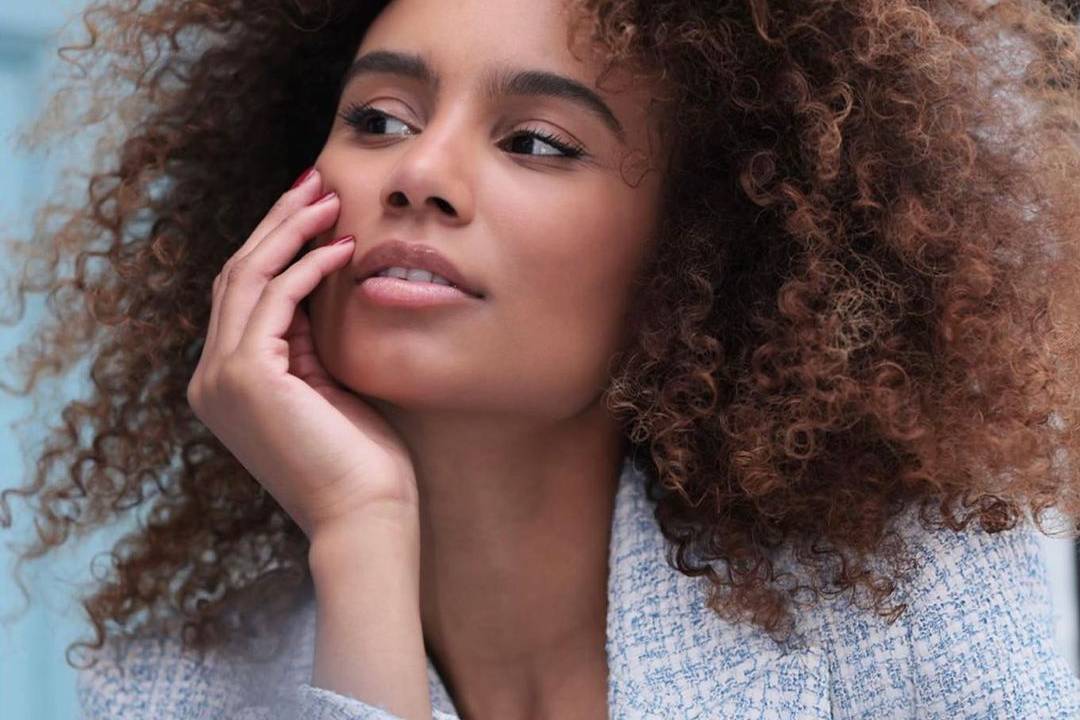A foto mostra a modelo Carol Tozaki. Ela posa para a câmera