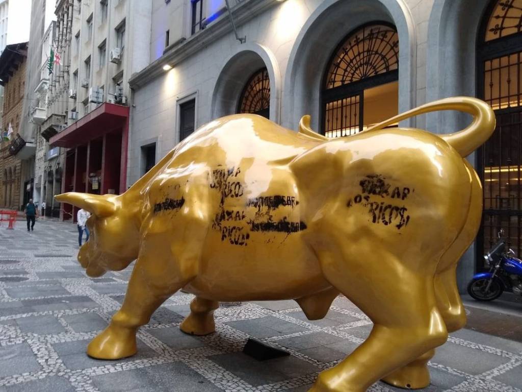 Touro dourado da B3 é alvo de protesto pelo segundo dia consecutivo