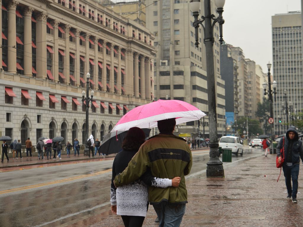 Chuva e frio no centro de São Paulo