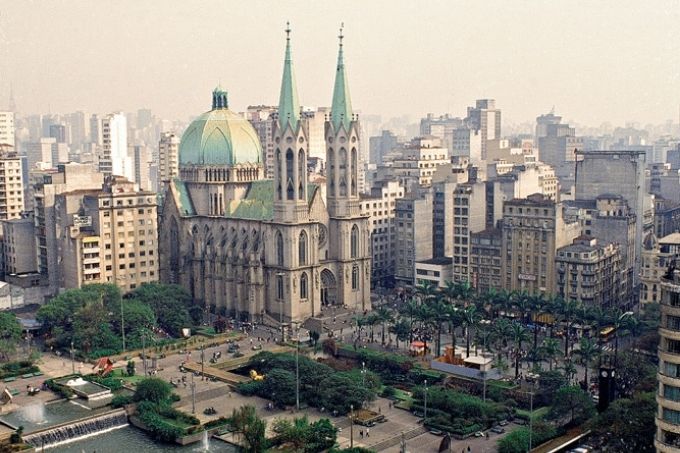 Foto antiga e de cima mostra a Catedral da Sé. Dá para ver a Praça da Sé e os prédios ao redor