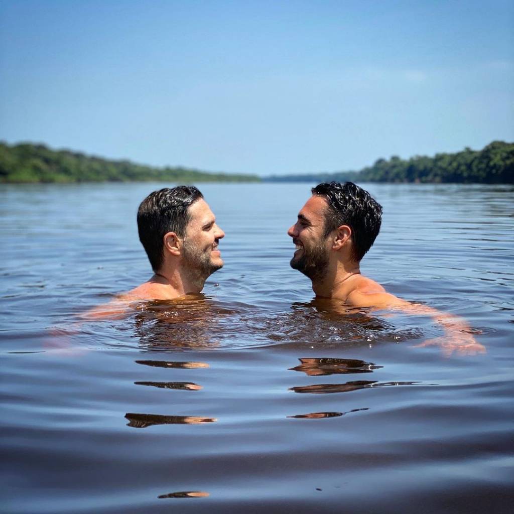 Guto Requena e Hugo Caetano (REPRODUÇÃO-INSTAGRAM) (2) Guto e Hugo se encaram no meio de um grande rio.