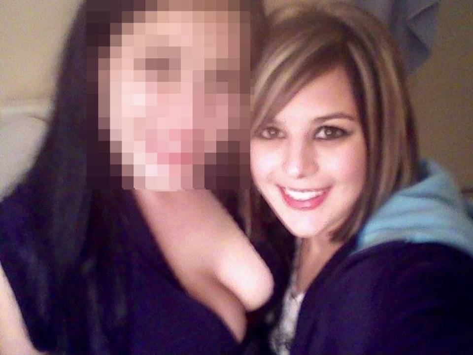 A imagem mostra duas mulheres abraçadas posando para a foto