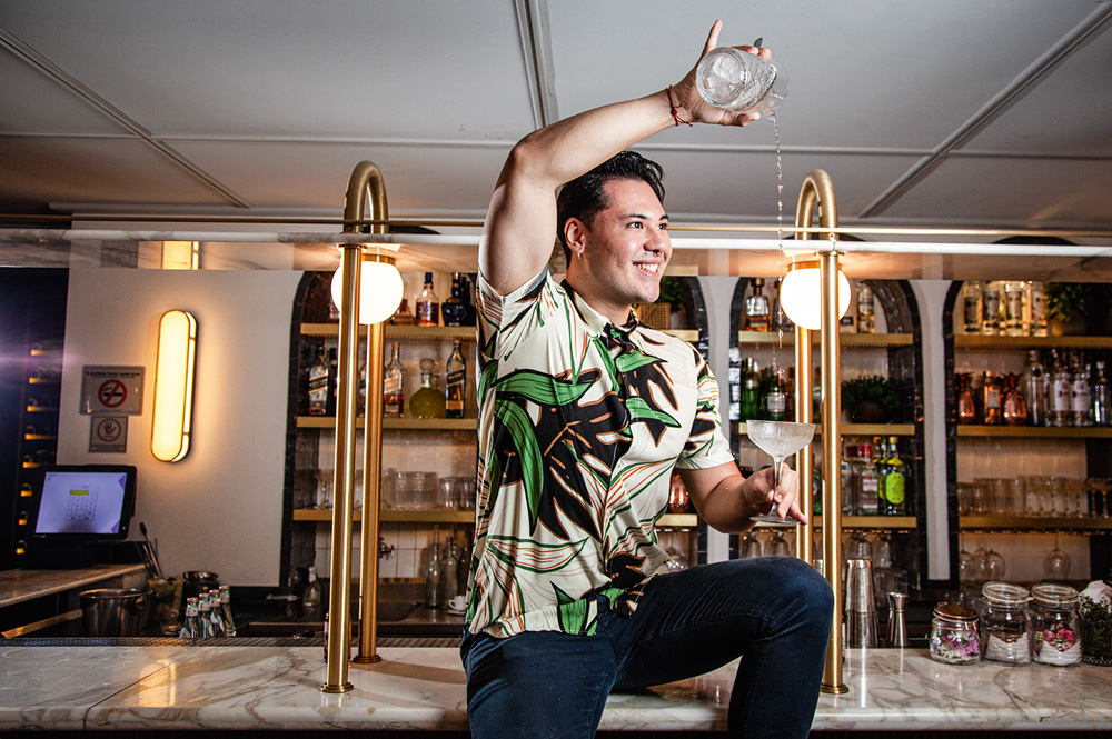 Beffbar Bartender posa em frente ao bar