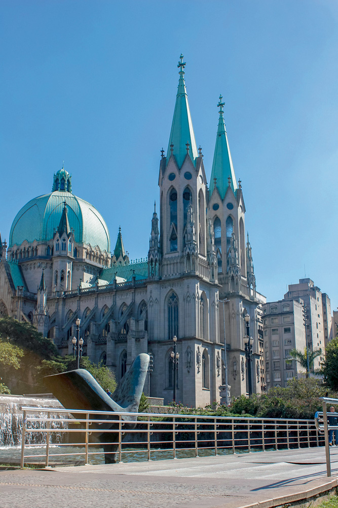 Sobra VTSP 203 – Set.2012 – Coração da cidade Foto de baixo para cima mostra a Catedral da Sé, em um dia de céu azul