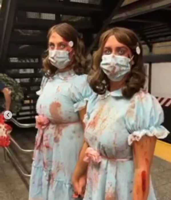 SubwayCreatures gemeas A imagem mostra duas mulheres, com roupas azuis, se fantasiando das gêmeas do filme O Iluminado.