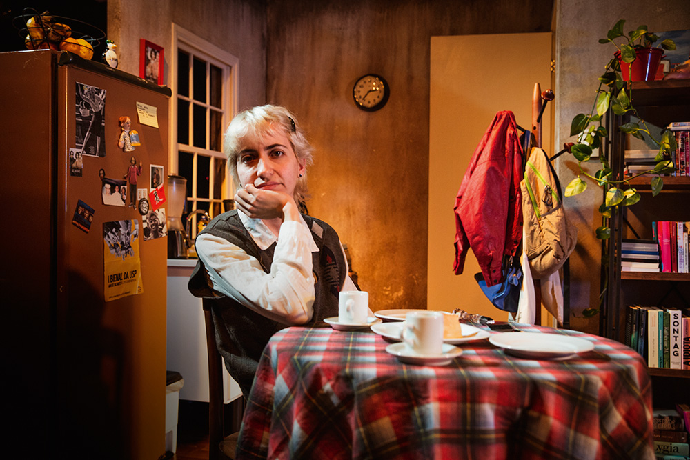 Davi Novaes vive dramaturgo em crise em peça