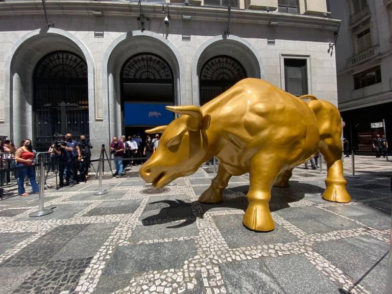 A imagem mostra o touro dourado instalado em frente à Bolsa de Valores de São Paulo