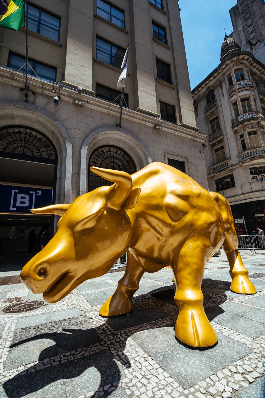Touro dourado é inaugurado em frente à B3 (Cauê Diniz-B3) (1) A imagem mostra o touro dourado instalado em frente à Bolsa de Valores de São Paulo