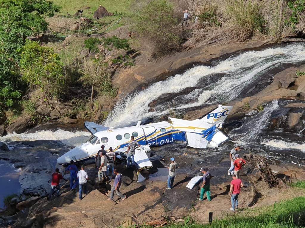 Avião cai em Minas Gerais