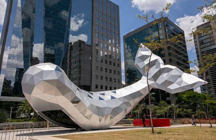 Baleia metálica de 20 metros é instalada na Faria Lima