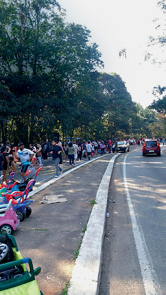 Imagem mostra aglomeração de pessoas em fila na calçada.