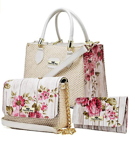 Uma bolsa bege grande tem as laterais com estampa floral rosa. Ao lado dela, uma bolsa média, de alça dourada, tem a tampa floral rosa. Uma carteira, ao lado delas, é toda floral rosa com branco