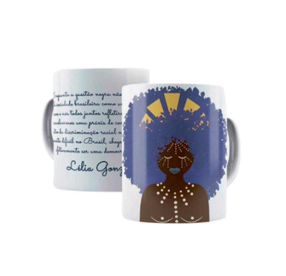 Foto mostra dois lados de uma caneca. Em um, há um desenho de uma mulher negra com o black power roxo e, na outra, um parágrafo ilegível escrito por Lélia Gonzalez