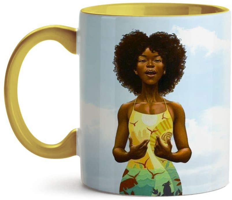 Uma caneca estampa o desenho de uma mulher negra de olhos fechados, no fundo que parece ser o céu, e as mãos em frente ao corpo. Ela está com a cabeça inclinada para cima