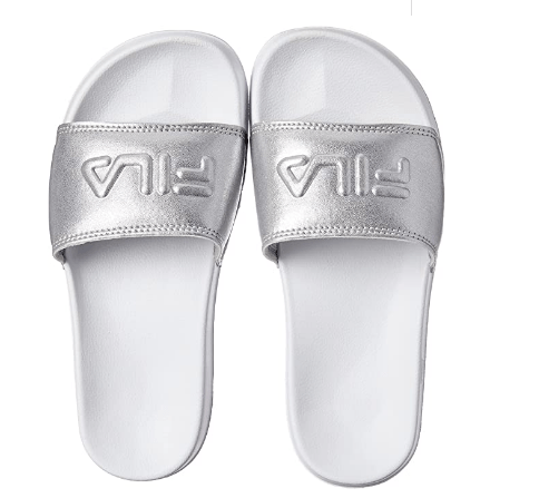 chinelo fila Um chinelo prateado da Fila