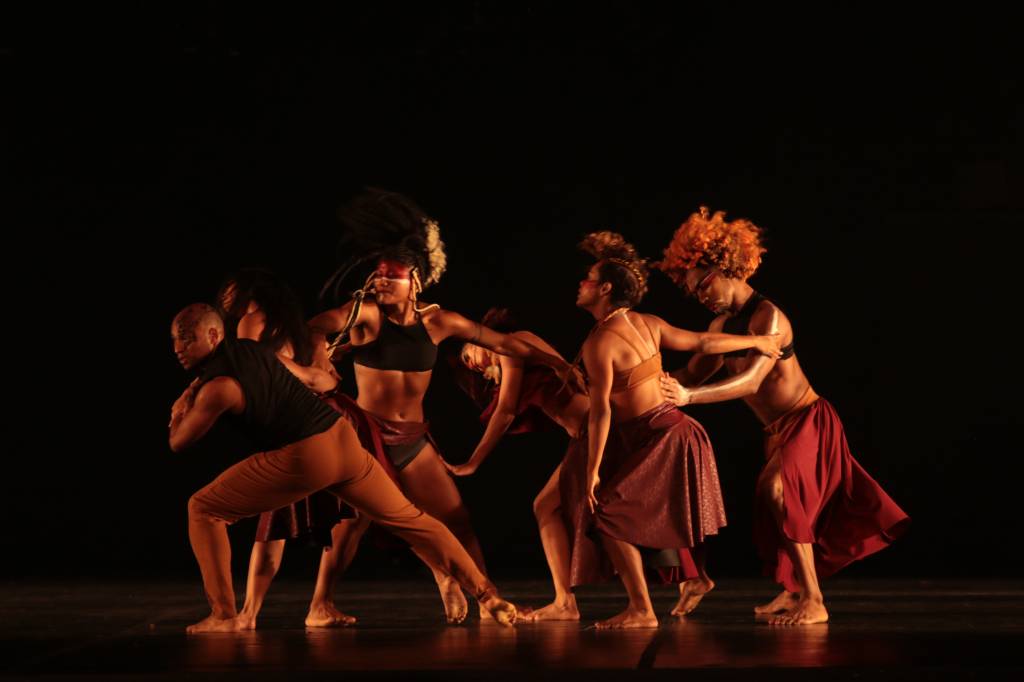 Cena do espetáculo "TA - Sobre Ser Grande", do Corpo de Dança do Amazonas