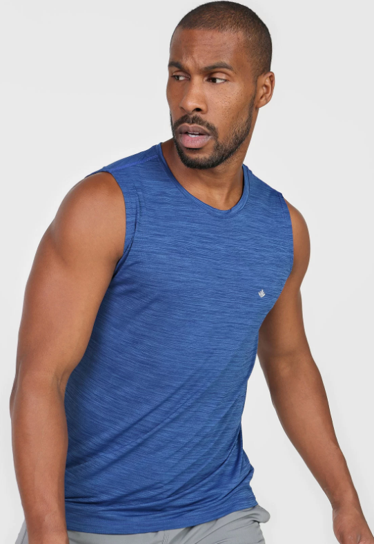 regata masculina Um homem negro posa olhando para o lado vestindo uma regata azul