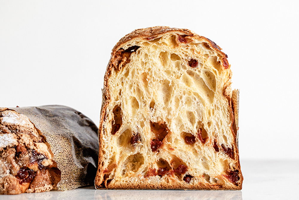 Mag Market Panetone cortado ao meio sobre fundo branco