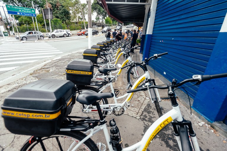 Bicicletas em fila na calçada