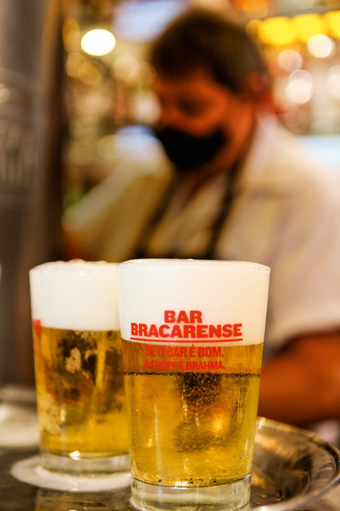 Bracarense Dois copos de chope com os dizeres