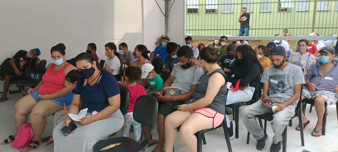 Pessoas sentadas em uma sala de consulta