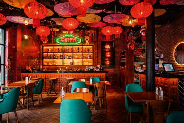 Ambiente: lanternas chinesas decoram o teto Ambiente: lanternas chinesas decoram o teto