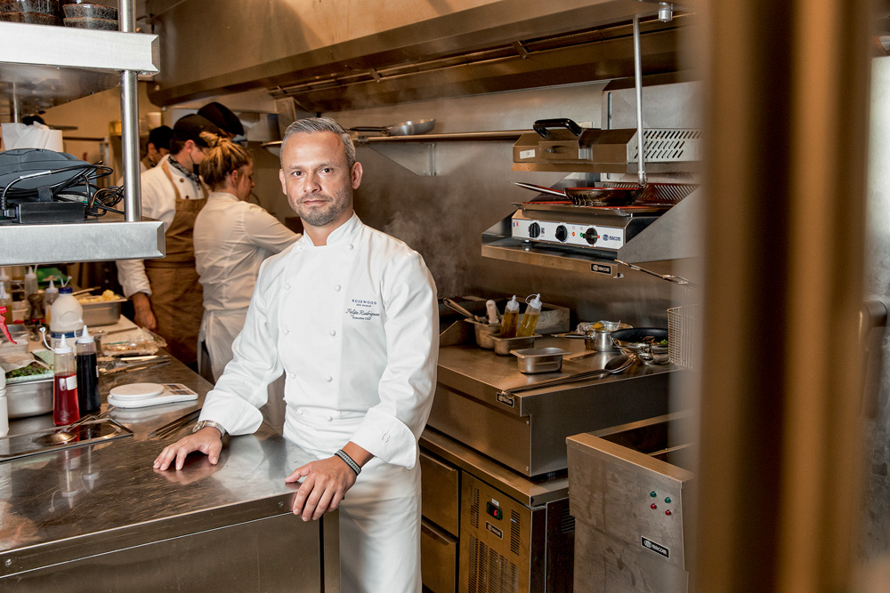 CIDADE MATARAZZO Um chef de avental posa em uma cozinha de restaurante