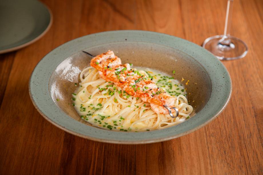 Linguine ao molho de limão: acompanhado de espetinho de camarão