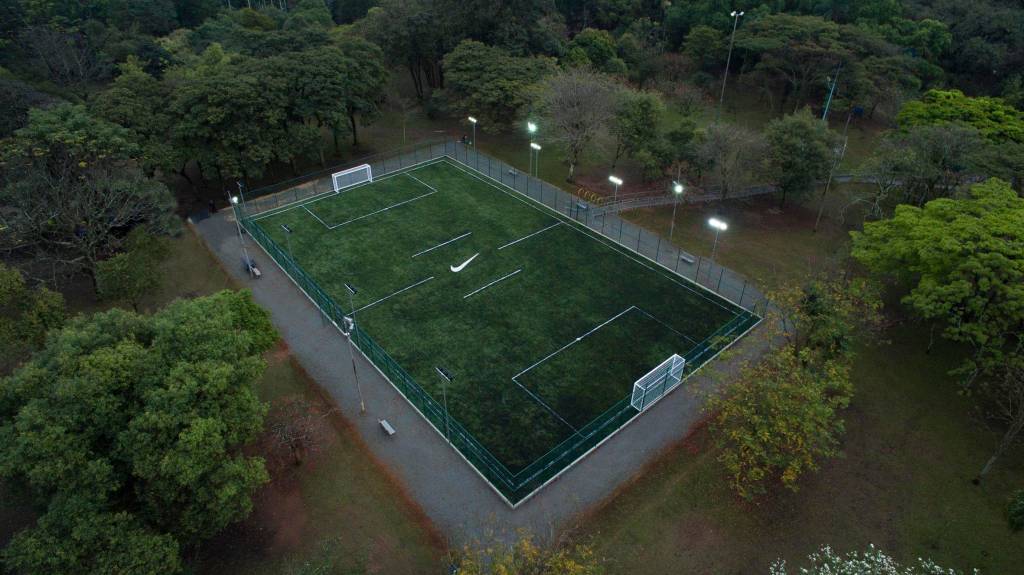 Campo de futebol Parque Ibirapuera (DivulgaçãoNike) Visão aérea de campo de futebol reformado pela Nike no Parque Ibirapuera.