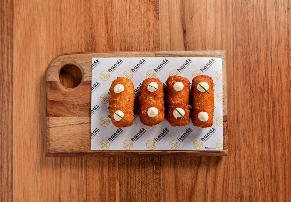 Porção de quatro unidades de croquete capturada por cima