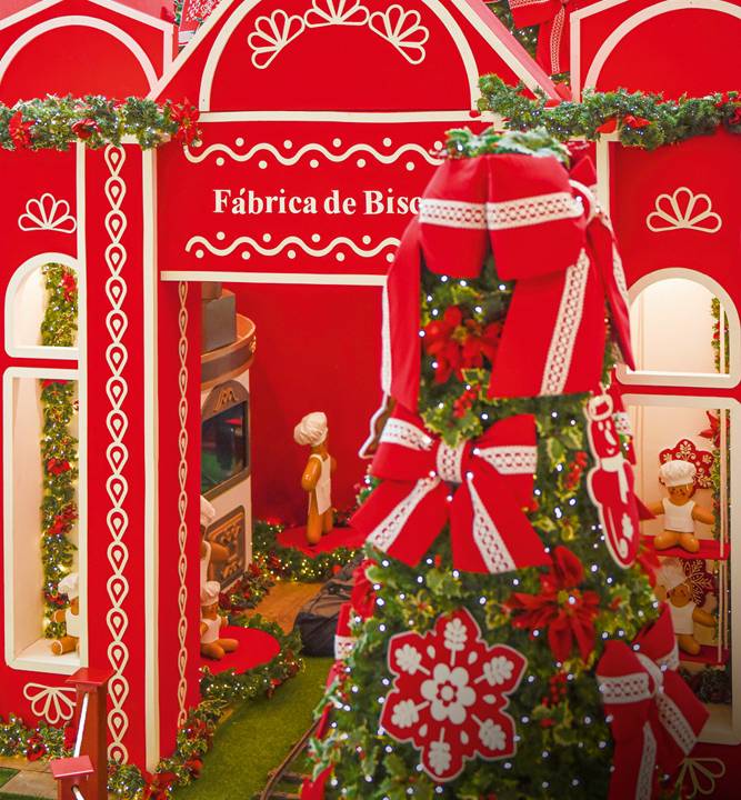 Um castelinho é a decoração de Natal de um shopping. Imita uma fábrica de biscoito, com muitos ornamentos