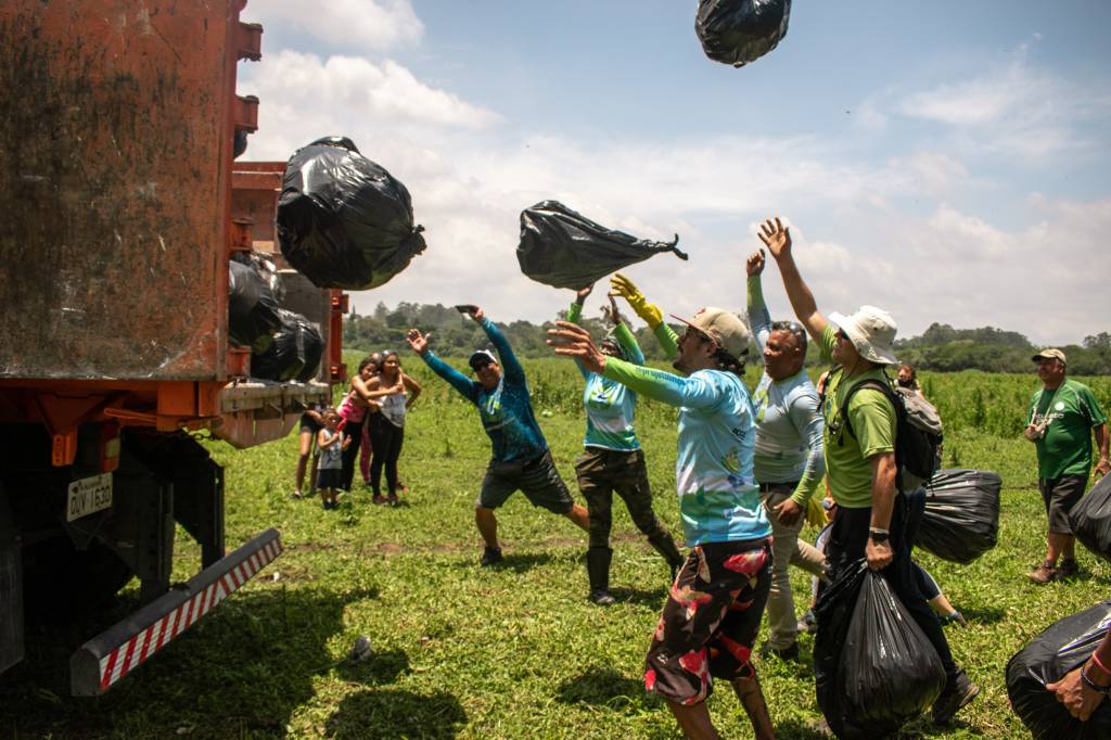 Voluntários retiram 1,2 tonelada de lixo da Guarapiranga