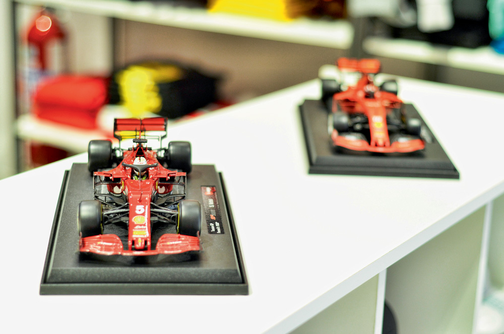 DSC_0551.jpg Foto mostra duas miniaturas de carros da Fórmula 1 em uma bancada branca