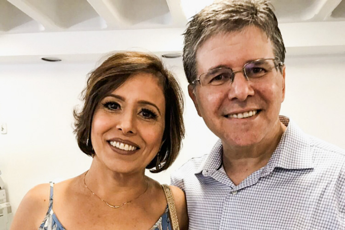 Imagem mostra um homem e uma mulher sorrindo.