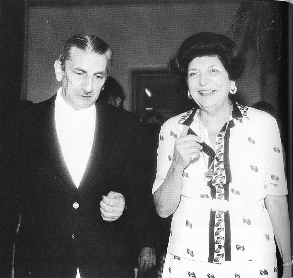 Na foto em preto e branco, o médico Daher Elias Cutait aparece ao lado de dona Violeta Jafet.