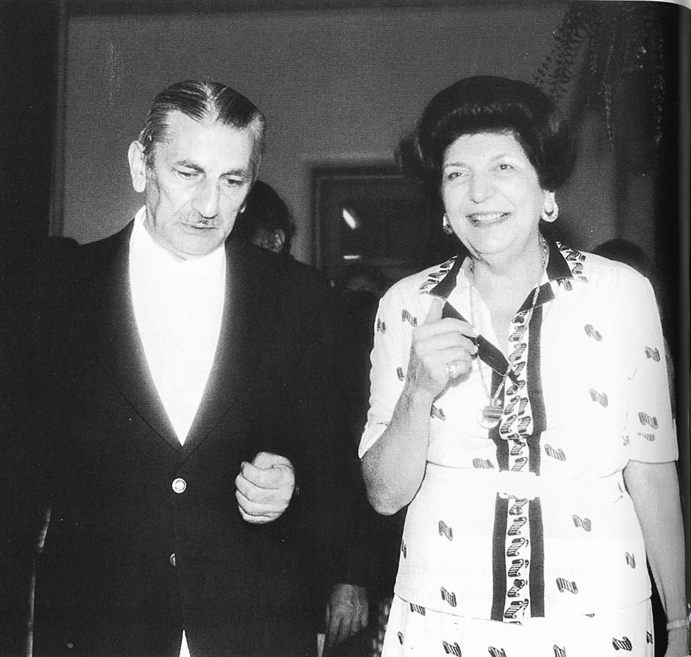 Dr. Daher e Dona Violeta Na foto em preto e branco, o médico Daher Elias Cutait aparece ao lado de dona Violeta Jafet.