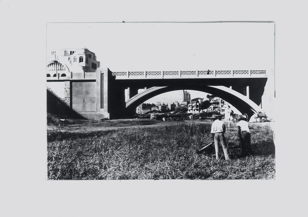 F02-033_Anhangabahu_1938_Av 9 de Julho (1).jpg Uma foto em preto e branco bem antiga mostra o Viaduto Martinho Prado sobre o futuro leito da Avenida Nove de Julho