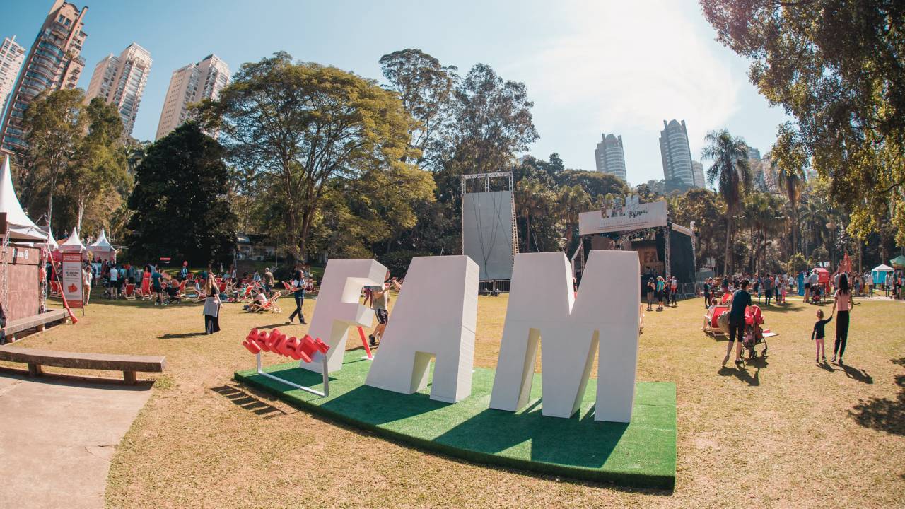 Imagem mostra gramado e árvores com as letras "FAM" no centro da foto.